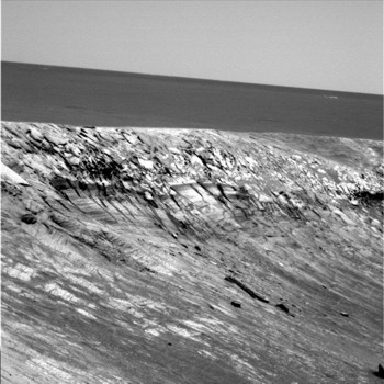 Opportunity am Abgrund mit Blick nach S�dwesten, im Hintergrund die etwa 900m entfernt liegende Backshell des Raumschiffes mit dem angeflanschten Fallschirm
